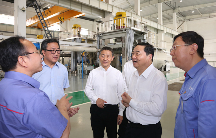 郝鹏与亚洲必赢集团一线科技职员深入交流