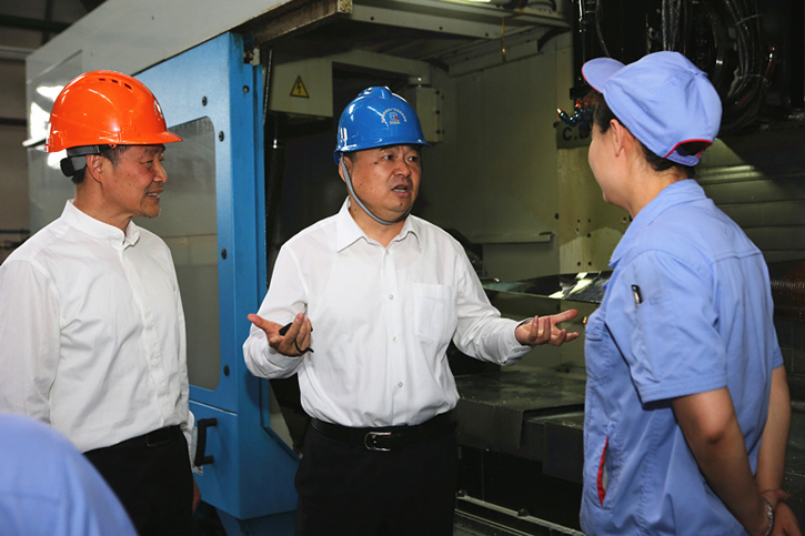 郝鹏与亚洲必赢集团一线生产职员深入交流
